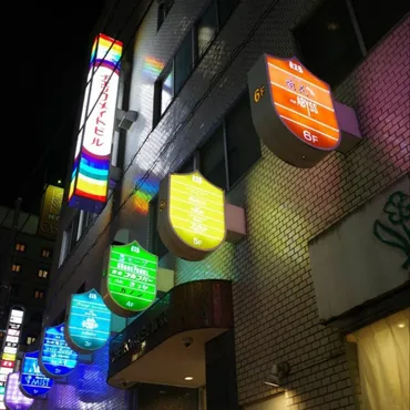 歌舞伎町ストリートピアノ：音楽が彩る夜の街並み、人々の交流と未来への希望(？マーク)歌舞伎町ストリートピアノ：夜空と星のデザイン、音楽を通して生まれる笑顔