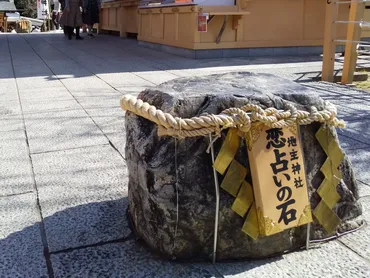 地主神社と丑の刻参り：日本最古の縁結び神社に隠された闇とは？地主神社：恋占いの石、おかげ明神、そして丑の刻参りの痕跡