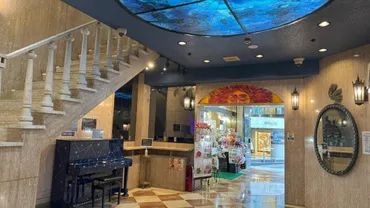 歌舞伎町のストリートピアノ、夜空の下で奏でる音楽とは？新宿歌舞伎町のストリートピアノが紡ぎ出す、多様な人々の音楽物語