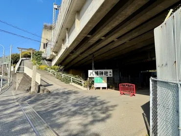 新幹線の上に鎮座する「赤羽八幡神社」がすごい線路に挟まれた小高い場所にある激レア神社